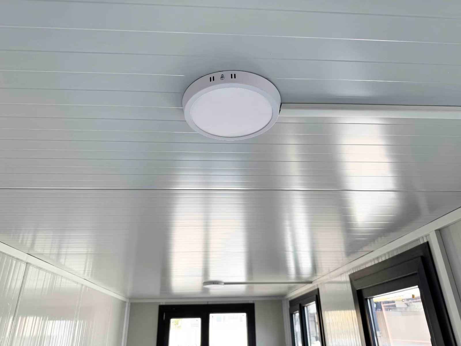 Oficina Modular Equipada y Aislada de 14 m² Oficina Modular Equipada y Aislada de 14 m²