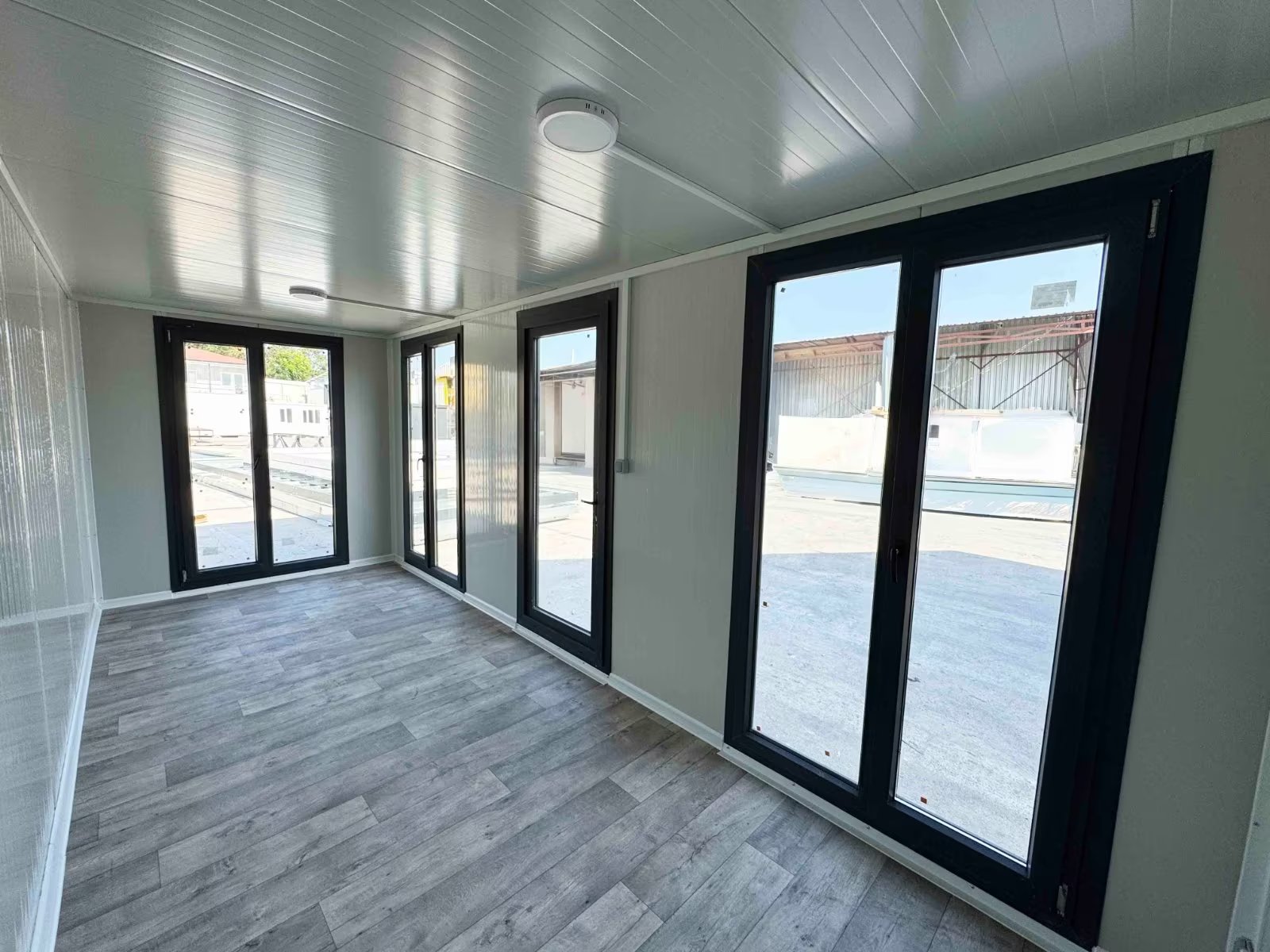 Oficina Modular Equipada y Aislada de 14 m² Oficina Modular Equipada y Aislada de 14 m²